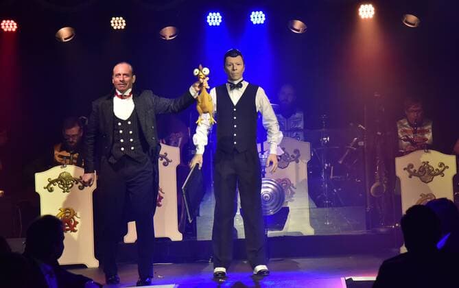 VIK & FABRINI - Komische Zauberei - bei der Premiere am 13.11.2016 in Köln der Roncalli Dinnershow Panem et Circenses. Deutschlands erste Dinnershow im historischen Spiegelzelt kehrt nach 25 Jahren zurück nach Köln und beendet somit das 40. Jubiläumsjahr von Roncalli in der Domstadt