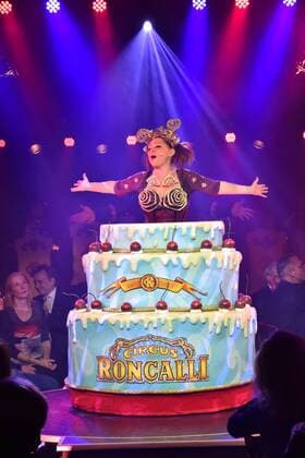 Torte mit Mascha - Komische Kellnerin - bei Premiere am 13.11.2016 in Köln der Roncalli Dinnershow Panem et Circenses. Deutschlands erste Dinnershow im historischen Spiegelzelt kehrt nach 25 Jahren zurück nach Köln und beendet somit das 40. Jubiläumsjahr von Roncalli in der Domstadt