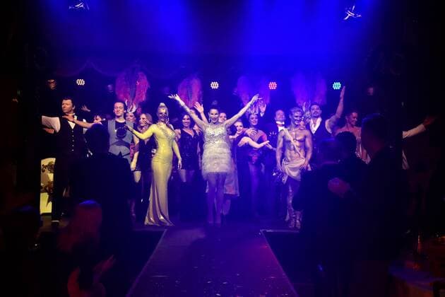 Das Finale mit Sängerin Jean Pearl (m) bei Premiere am 13.11.2016 in Köln der Roncalli Dinnershow Panem et Circenses. Deutschlands erste Dinnershow im historischen Spiegelzelt kehrt nach 25 Jahren zurück nach Köln und beendet somit das 40. Jubiläumsjahr von Roncalli in der Domstadt