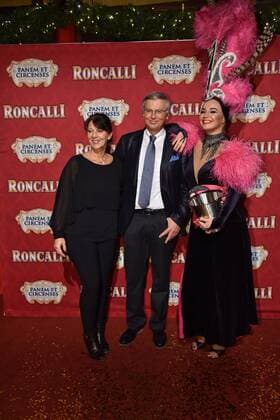 Politiker Wolfgang Bosbach und seine Frau Sabine bei der Premiere am 13.11.2016 in Köln der Roncalli Dinnershow Panem et Circenses. Deutschlands erste Dinnershow im historischen Spiegelzelt kehrt nach 25 Jahren zurück nach Köln und beendet somit das 40. Jubiläumsjahr von Roncalli in der Domstadt