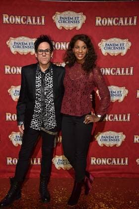 Musiker Andy Brings und Schauspielerin Liz Baffoe bei der Premiere am 13.11.2016 in Köln der Roncalli Dinnershow Panem et Circenses. Deutschlands erste Dinnershow im historischen Spiegelzelt kehrt nach 25 Jahren zurück nach Köln und beendet somit das 40. Jubiläumsjahr von Roncalli in der Domstadt