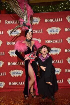 Die Komikerin Krissie Illing (r) und Tänzerin bei der Premiere am 13.11.2016 in Köln der Roncalli Dinnershow Panem et Circenses. Deutschlands erste Dinnershow im historischen Spiegelzelt kehrt nach 25 Jahren zurück nach Köln und beendet somit das 40. Jubiläumsjahr von Roncalli in der Domstadt