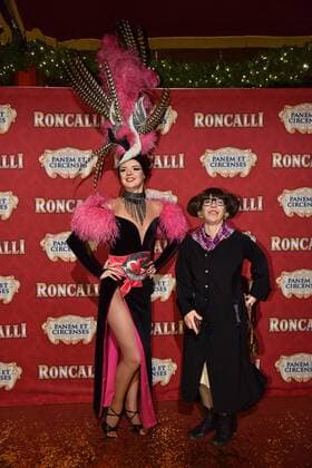Die Komikerin Krissie Illing (r) und Tänzerin bei der Premiere am 13.11.2016 in Köln der Roncalli Dinnershow Panem et Circenses. Deutschlands erste Dinnershow im historischen Spiegelzelt kehrt nach 25 Jahren zurück nach Köln und beendet somit das 40. Jubiläumsjahr von Roncalli in der Domstadt