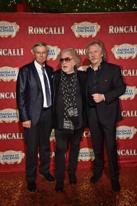 Politiker Wolfgang Bosbach, l-r, Roncalli-Chef Bernhard Paul und Musiker Henning Krautmacher bei der Premiere am 13.11.2016 in Köln der Roncalli Dinnershow Panem et Circenses. Deutschlands erste Dinnershow im historischen Spiegelzelt kehrt nach 25 Jahren zurück nach Köln und beendet somit das 40. Jubiläumsjahr von Roncalli in der Domstadt