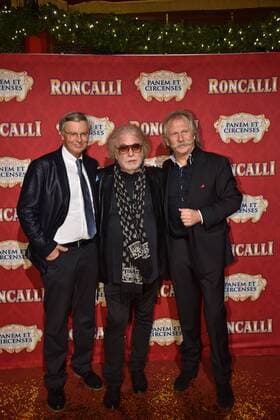 Politiker Wolfgang Bosbach, l-r, Roncalli-Chef Bernhard Paul und Musiker Henning Krautmacher bei der Premiere am 13.11.2016 in Köln der Roncalli Dinnershow Panem et Circenses. Deutschlands erste Dinnershow im historischen Spiegelzelt kehrt nach 25 Jahren zurück nach Köln und beendet somit das 40. Jubiläumsjahr von Roncalli in der Domstadt