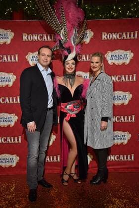 Ex-FC-Köln Kapitän Dirk Lottner mit seiner Frau Sarah Premiere am 13.11.2016 in Köln der Roncalli Dinnershow Panem et Circenses. Deutschlands erste Dinnershow im historischen Spiegelzelt kehrt nach 25 Jahren zurück nach Köln und beendet somit das 40. Jubiläumsjahr von Roncalli in der Domstadt