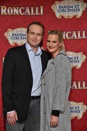 Ex-FC-Köln Kapitän Dirk Lottner mit seiner Frau Sarah Premiere am 13.11.2016 in Köln der Roncalli Dinnershow Panem et Circenses. Deutschlands erste Dinnershow im historischen Spiegelzelt kehrt nach 25 Jahren zurück nach Köln und beendet somit das 40. Jubiläumsjahr von Roncalli in der Domstadt