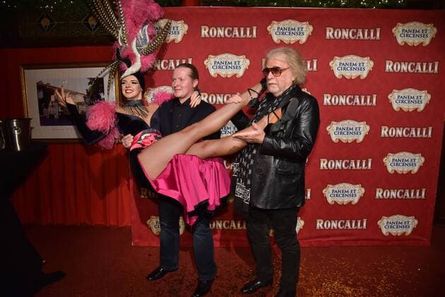 Joey Kelly (l) und Bernhard Paul (r) tragen Tänzerin bei der Premiere am 13.11.2016 in Köln der Roncalli Dinnershow Panem et Circenses. Deutschlands erste Dinnershow im historischen Spiegelzelt kehrt nach 25 Jahren zurück nach Köln und beendet somit das 40. Jubiläumsjahr von Roncalli in der Domstadt
