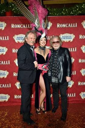 Bilder des Tages Henning Krautmacher, (l) und Bernhard Paul (r) bei der Premiere am 13.11.2016 in Köln der Roncalli Dinnershow Panem et Circenses. Deutschlands erste Dinnershow im historischen Spiegelzelt kehrt nach 25 Jahren zurück nach Köln und beendet somit das 40. Jubiläumsjahr von Roncalli in der Domstadt