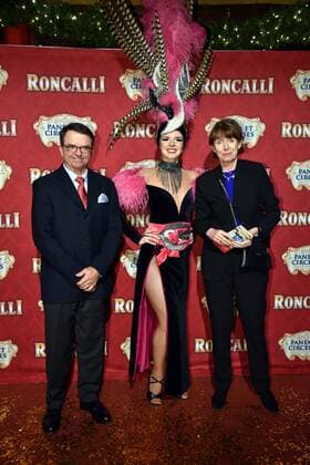 die Kölner Oberbürgermeisterin Henriette Reker (r) und ihr Mann Perry Somers (l) bei der Premiere am 13.11.2016 in Köln der Roncalli Dinnershow Panem et Circenses. Deutschlands erste Dinnershow im historischen Spiegelzelt kehrt nach 25 Jahren zurück nach Köln und beendet somit das 40. Jubiläumsjahr von Roncalli in der Domstadt