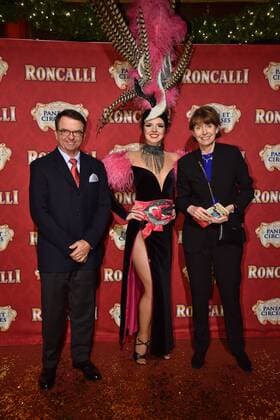 die Kölner Oberbürgermeisterin Henriette Reker (r) und ihr Mann Perry Somers (l) bei der Premiere am 13.11.2016 in Köln der Roncalli Dinnershow Panem et Circenses. Deutschlands erste Dinnershow im historischen Spiegelzelt kehrt nach 25 Jahren zurück nach Köln und beendet somit das 40. Jubiläumsjahr von Roncalli in der Domstadt