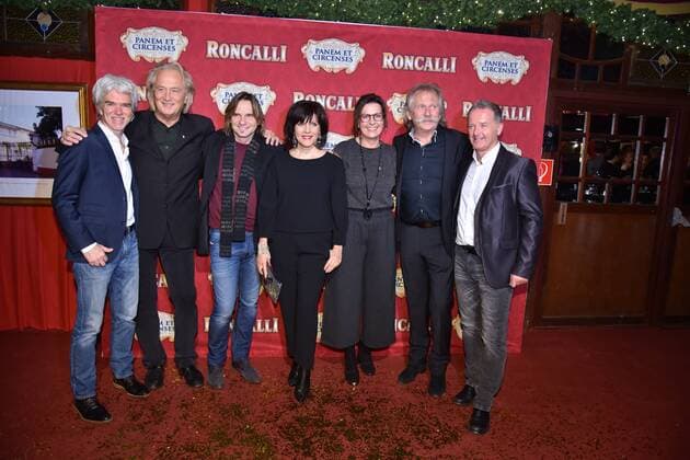 Mitglieder der Band Höhner Wolf Simon, l-r, Hannes Schöner, Jens Streifling, Henning Krautmacher, Micki Schläger, moderatorin Birgit Schrowange (m) bei der Premiere am 13.11.2016 in Köln der Roncalli Dinnershow Panem et Circenses. Deutschlands erste Dinnershow im historischen Spiegelzelt kehrt nach 25 Jahren zurück nach Köln und beendet somit das 40. Jubiläumsjahr von Roncalli in der Domstadt