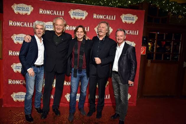 Mitglieder der Band Höhner Wolf Simon, l-r, Hannes Schöner, Jens Streifling, Henning Krautmacher, Micki Schläger bei der Premiere am 13.11.2016 in Köln der Roncalli Dinnershow Panem et Circenses. Deutschlands erste Dinnershow im historischen Spiegelzelt kehrt nach 25 Jahren zurück nach Köln und beendet somit das 40. Jubiläumsjahr von Roncalli in der Domstadt