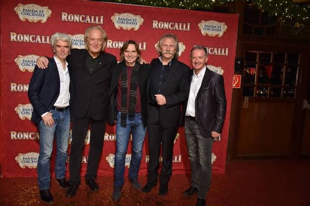Mitglieder der Band Höhner Wolf Simon, l-r, Hannes Schöner, Jens Streifling, Henning Krautmacher, Micki Schläger bei der Premiere am 13.11.2016 in Köln der Roncalli Dinnershow Panem et Circenses. Deutschlands erste Dinnershow im historischen Spiegelzelt kehrt nach 25 Jahren zurück nach Köln und beendet somit das 40. Jubiläumsjahr von Roncalli in der Domstadt