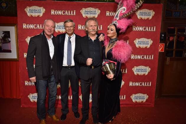 Musiker Peter Werner, l-r, Politiker Wolfgang Bosbach, Musiker Henning Krautmacher und Tänzerin bei der Premiere am 13.11.2016 in Köln der Roncalli Dinnershow Panem et Circenses. Deutschlands erste Dinnershow im historischen Spiegelzelt kehrt nach 25 Jahren zurück nach Köln und beendet somit das 40. Jubiläumsjahr von Roncalli in der Domstadt