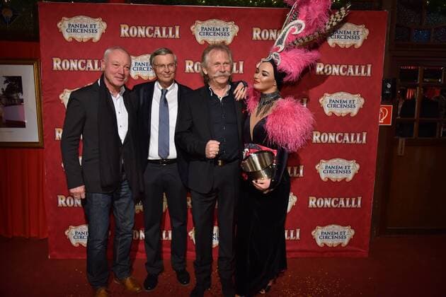 Musiker Peter Werner, l-r, Politiker Wolfgang Bosbach, Musiker Henning Krautmacher und Tänzerin bei der Premiere am 13.11.2016 in Köln der Roncalli Dinnershow Panem et Circenses. Deutschlands erste Dinnershow im historischen Spiegelzelt kehrt nach 25 Jahren zurück nach Köln und beendet somit das 40. Jubiläumsjahr von Roncalli in der Domstadt