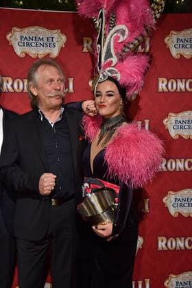 Musiker Henning Krautmacher und Tänzerin bei der Premiere am 13.11.2016 in Köln der Roncalli Dinnershow Panem et Circenses. Deutschlands erste Dinnershow im historischen Spiegelzelt kehrt nach 25 Jahren zurück nach Köln und beendet somit das 40. Jubiläumsjahr von Roncalli in der Domstadt