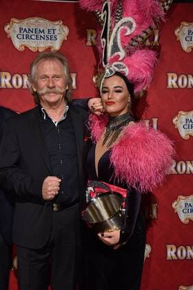 Musiker Henning Krautmacher und Tänzerin bei der Premiere am 13.11.2016 in Köln der Roncalli Dinnershow Panem et Circenses. Deutschlands erste Dinnershow im historischen Spiegelzelt kehrt nach 25 Jahren zurück nach Köln und beendet somit das 40. Jubiläumsjahr von Roncalli in der Domstadt