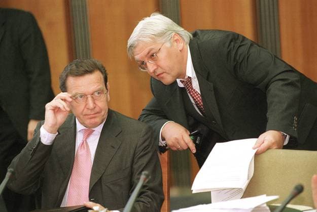 Gerhard Schroeder und Frank Walter Steinmeier - Steinmeier wird Bundespraesident DEU, Berlin, 18.10.2000 Bundeskanzler Gerhard Schroeder und der Chef des Bundeskanzleramtes Frank Walter Steinmeier (re.) waehrend der Kabinettsitzung im Bundeskanzleramt. Bundespolitik. Berliner Kanzleramt, Kabinettssitzung, Bundeskanzleramt, Kanzleramt, Kabinett, Bundeskabinett, Bundespolitik, Deutsche Politik, 2002, Portrait Portraet, Frank Walter Steinmeier
