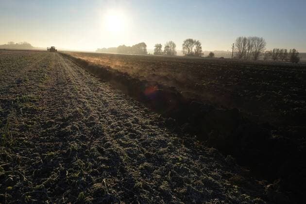 Auf einem Acker in Osterwieck am Harz im Ortsteil Bühne im Bundesland Sachsen-Anhalt wird mit einem Vierschar Volldrehpflug und einem Traktor der Marke Fendt 818 an einem Herbstmorgen bei Frosttemperaturen Ackerland gepflügt.u.B.z. Jungbauer Domenik Prenzler mit Fendt 818 Schlepper und Lemken Opal 8 Vierschar Volldrehpflug in Aktion auf einem 8 ha grossen Acker in Bühne bei Osterwieck.Ein Pflug ist ein landwirtschaftliches Gerät zur Lockerung und zum Wenden des Ackerbodens im Bereich des Bearbeitungshorizontes. Pflügen mit einem Vierschar Volldrehpflug im Herbst bei Frosttemperaturen in Bühne in Sachsen-Anhalt am frühen Morgen.