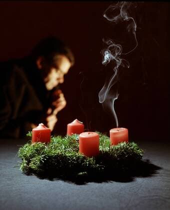 Höhere Selbstmordrate in der Vorweihnachtszeit Statistische Analysen belegen, dass in der Vorweihnachtszeit die Selbstmordrate bei alleinstehenden älteren Männern signifikant ansteigt. Das Bild ist gestellt und zeigt einen Mann mittleren Alters hinter einem Adventskranz mit vier roten Kerzen. Zwei der Kerzen sind erloschen und Rauch steigt auf. Bonn, Nordrhein-Westfalen, Deutschland, 28.11.1999 Copyright: JOKER MarcusxGloger JOKER991128121132