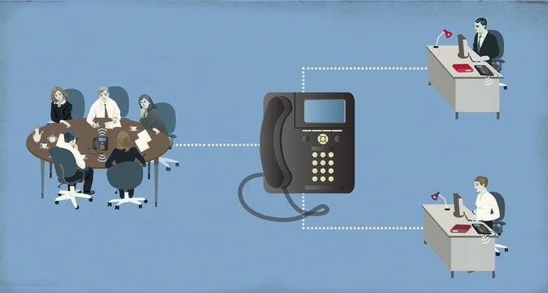 Büroangestellte sprechen mit Kollegen im Konferenzraum über eine Telefonleitung  LucianoxLozano 11370139