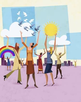 Multikulturelle Gruppe von Frauen hält die Sonne am Himmel  GregoryxBaldwin 12100030