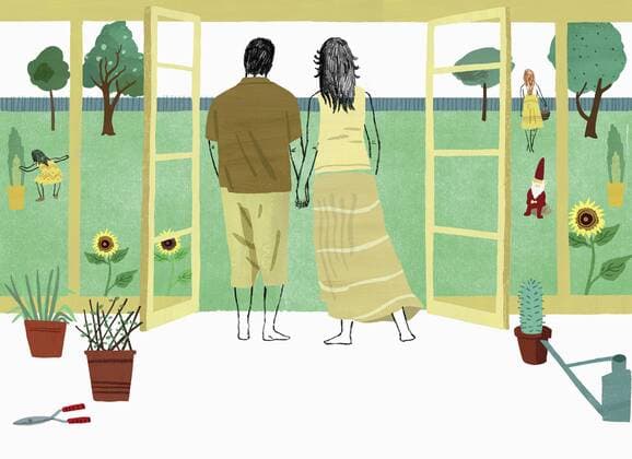 Paar im Wintergarten schaut Hand in Hand auf ihre Töchter im Garten  DanielxHaskett 12340026