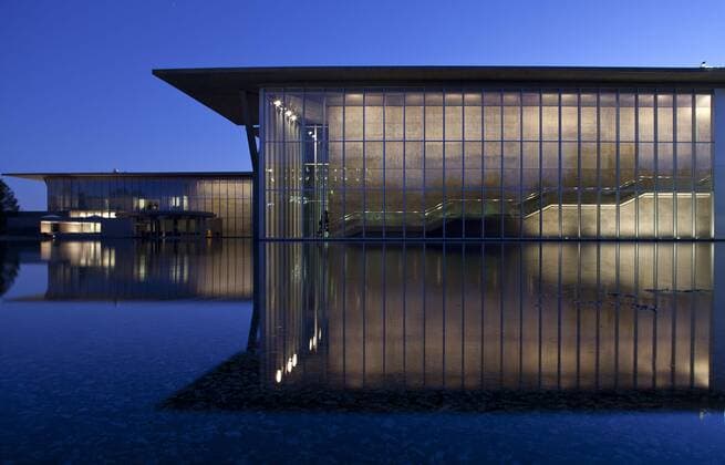 Architektur von Tadao Ando November 14, 2016 - Fort Worth, Texas, USA - 11 14 2016. The Modern Art Museum of Fort Worth was designed by architect Tadao Ando and was opened to the public in December 2002. Located in the Museum District in Fort Worth, Texas the design incorporates a large reflecting pool and the iconic Y support structures. Fort Worth USA - ZUMAl92_ 20161114_zaf_l92_011