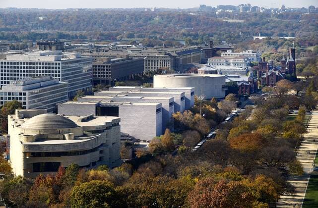 Architektur von Gordon Bunshaft November 15, 2016 - Washington, District of Columbia, United States of America - Smithsonian Institution museums including the National Museum of the American Indian, the Air and Space Museum, Hirshhorn Museum and Sculpture Garden, and the Smithsonian Castle can be seen from the recently restored US Capitol dome, November 15, 2016 in Washington, DC..Credit: Pool via CNP Washington United States of America - ZUMAs152 20161115_zaa_s152_041