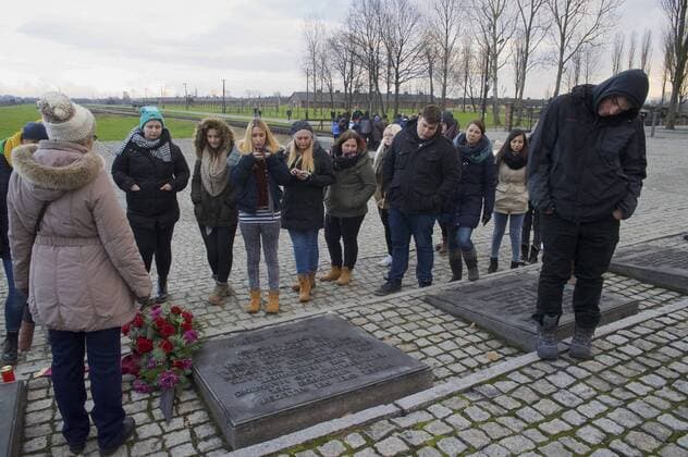 Auschwitz, Schülergruppe Deutschland, Auschwitz-Birkenau, 26.11.204, Studienfahrt der gymnasialen Oberstufe, Bereich Wirtschaft und Verwaltung sowie Erziehung und Soziales, Lünen, Lager 2 Auschwitz-Birkenau, Denkmal für die ermordeten Juden in Auschwitz Oswiecim, KZ Birkenau,