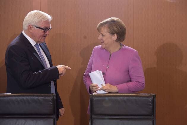 Bilder des Tages Deutschland, Berlin, Bundeskanzleramt, 126. Kabinettssitzung, Aussenminister Frank-Walter Steinmeier SPD, Bundeskanzlerin Angela Merkel CDU, 16.11.2016