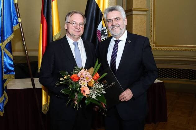 Ministerpraesident Dr. Reiner Haseloff (CDU,Sachsen Anhalt) und Minister für Wirtschaft, Wissenschaft und Digitalisierung Prof. Dr. Armin Willingmann (SPD,Sachsen Anhalt) - Fototermin zur offiziellen Amtseinfuehrung mit ueberreichung der Ernennungsurkunde zum neuen Minister für Wirtschaft, Wissenschaft und Digitalisierung in der Staatskanzlei (Sachsen Anhalt) in Magdeburg - Fotografiert am 16.11.2016