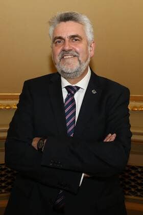Minister für Wirtschaft, Wissenschaft und Digitalisierung Prof. Dr. Armin Willingmann (SPD,Sachsen Anhalt) - Fototermin zur offiziellen Amtseinfuehrung mit ueberreichung der Ernennungsurkunde zum neuen Minister für Wirtschaft, Wissenschaft und Digitalisierung in der Staatskanzlei (Sachsen Anhalt) in Magdeburg - Fotografiert am 16.11.2016