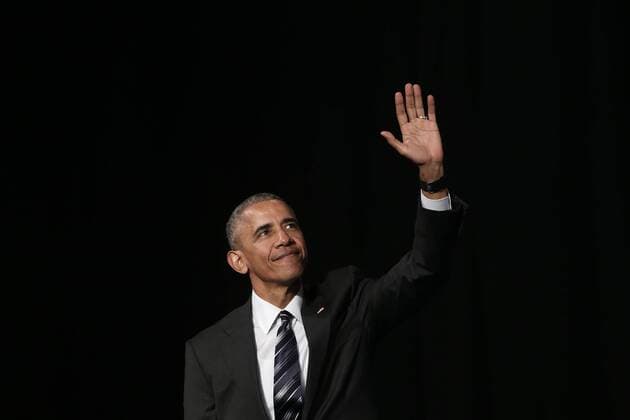 Bilder des Tages November 16, 2016 - Athens, Attica, Greece - U.S. President Barack Obama salutes the crowd after speaking at the Stavros Niarchos Foundation Cultural Center in Athens, Greece, on November 16, 2016. Athens Greece  - ZUMAn230 20161116_zaa_n230_161