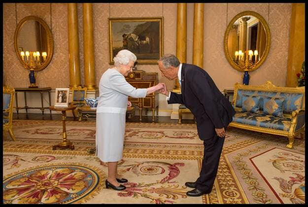 Bilder des Tages . 17 11 2016. London, United Kingdom. Audience at Buckingham Palace. Buckingham Palace. Queen Elizabeth II meets President of Portugal Marcelo Rebelo de Sousa at an audience at Buckingham Palace, London.  xi-Imagesx xPoolx IIM-13838-0003
