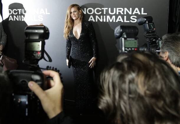 Isla Fisher arrives on the red carpet at the Nocturnal Animals premiere at The Paris Theatre on November 17, 2016 in New York City.  NYP20161117108 JOHNxANGELILLO