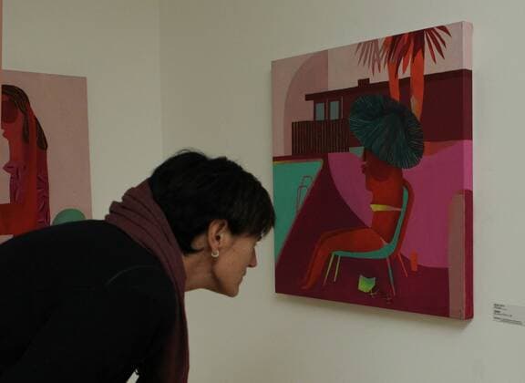 A woman observes the work Samboa by Spanish artist Marina Anaya during her exhibition Soy de donde estes (I am from you are) in Mexico City, Mexico, 17 November 2016. Exhibition Soy de donde estes (I am from you are) !ACHTUNG: NUR REDAKTIONELLE NUTZUNG!  MEX30 20161118-636150397513138144