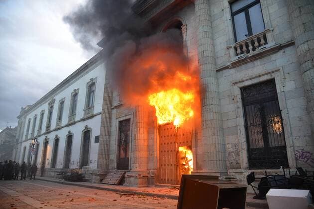 November 17, 2016 - Mexico - EUM20161117NAC10.JPG.OAXACA, Konfrontation zwischen Polizisten und Studenten der Fakultät für Rechts- und Sozialwissenschaften an der Freien Benito Juarez Universität von Oaxaca (UABJO).  - ZUMAu78_ 20161117_zaf_u78_093 o0 Demo Ausschreitungen Proteste Feuer Brand