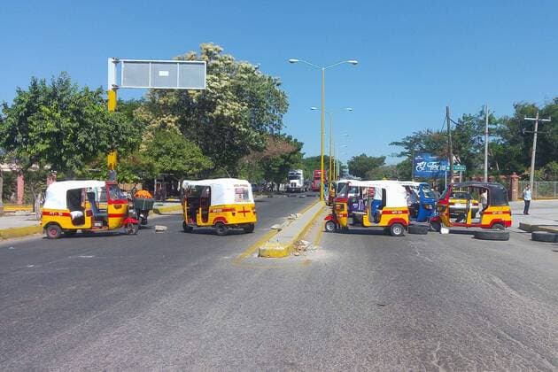 November 17, 2016 - Mexico - EUM20161117NAC18.JPG.JUCHITÃN, Oax. ProtestManifestacion-Oaxaca.- Militantes de la Union Campesina Oaxaquena y del Partido del Trabajo (UCO-PT) cierran cinco puntos la carretera del Istmo de Tehuantepec y el acceso al palacio municipal de esta ciudad para exigir la liberacion de companeros detenidos y obras pendientes en sus colonias.  - ZUMAu78_ 20161117_zaf_u78_100