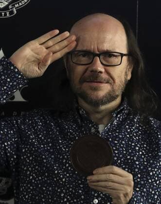 Spanish film director and actor Santiago Segura poses with his Spanish Film Academy Gold Medal during the handover ceremony held in Madrid, Spain, 18 November 2016. EFE J. J. Guillen Santiago Segura wins the Spanish Film Academy Gold Medal !ACHTUNG: NUR REDAKTIONELLE NUTZUNG!  GRA115 20161118-636150723051910526
