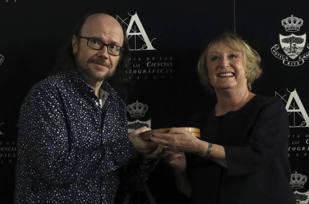 Spanish film director and actor Santiago Segura (L) receives the Spanish Film Academy Gold Medal from the President of the Spanish Film Academy, Yvonne Blake, during the handover ceremony held in Madrid, Spain, 18 November 2016. EFE J. J. Guillen Santiago Segura wins the Spanish Film Academy Gold Medal !ACHTUNG: NUR REDAKTIONELLE NUTZUNG!  GRA115 20161118-636150723687146598