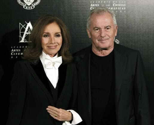 Spanish singers Ana Belen (L) and Victor Manuel pose as they arrive at the Gold Medal of the Academy 2016 awarded to Spanish actor and filmmaker Santiago Segura, in Madrid, Spain, 18 November 2016. EFE Javier Lopez SANTIAGO SEGURA RECEIVES THE GOLD MEDAL OF THE ACADEMY !ACHTUNG: NUR REDAKTIONELLE NUTZUNG!  MAD002 20161118-636151042771782070