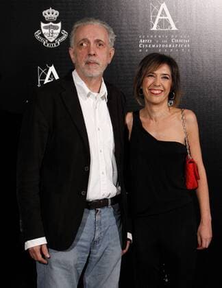 Spanish director Fernando Trueba (L) and companion pose as they arrive at the Gold Medal of the Academy 2016 awarded to Spanish actor and filmmaker Santiago Segura, in Madrid, Spain, 18 November 2016. EFE Javier Lopez SANTIAGO SEGURA RECEIVES THE GOLD MEDAL OF THE ACADEMY !ACHTUNG: NUR REDAKTIONELLE NUTZUNG!  MAD002 20161118-636151043463490504