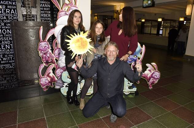 Frank Kessler mit Freundin Doreen Tünschel und den Töchtern Theresa und Annabelle bei der Premiere der Kindershow Verrückte Sonne im Friedrichstadt-Palast. Berlin, 19.11.2016 Foto:xF.xKernx xFuturexImage