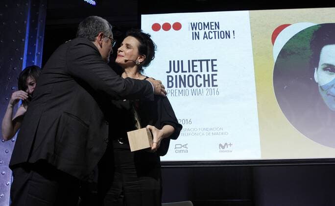 French actress Juliette Binoche (R) during the ceremony she was awarded the 1st Women in Action! award in Madrid, central Spain, 19 November 2016. The Women in Action! award recognizes and rewards the trajectory and work of women in favor of equality in the audiovisual area (in front and behind the cameras). EFE Victor Lerena Juliette Binoche awarded the 1st Women in Action! award !ACHTUNG: NUR REDAKTIONELLE NUTZUNG!  20161119-636151898476728102