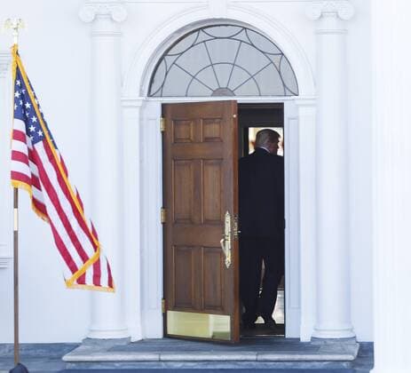 Bilder des Tages President-elect Donald Trump enters the clubhouse of Trump International Golf Club, November 19, 2016 in Bedminster Township, New Jersey. Pool photo by Aude Guerrucc  TPX20161119208 AUDExGUERRUCCI