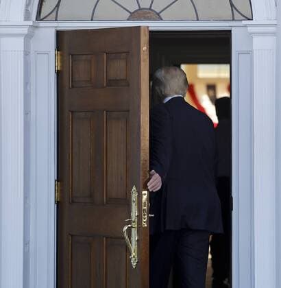 Bilder des Tages President-elect Donald Trump enters the clubhouse of Trump International Golf Club, November 19, 2016 in Bedminster Township, New Jersey. Trump held a series of meetings. Pool photo by Aude Guerrucc  TPX20161119299 AUDExGUERRUCCI