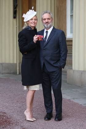 Prominente nach Ordensverleihung vor dem Buckingham Palast . 18 11 2016. London, United Kingdom. Investitures at Buckingham Palace. Buckingham Palace. Trumpet soloist Alison Balsom poses for a photo with her boyfriend Sam Mendes as she picks up her OBE for services to Music at Buckingham Palace, November 18 2016 . Alison Louise Balsom OBE (born 7 October 1978) is an English trumpet soloist, arranger, producer, music educator, curator and spokesperson for the importance of music education.  xi-Images xPoolx IIM-13846-0013