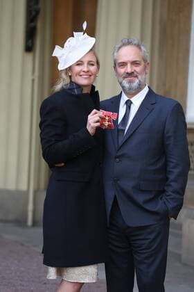 Prominente nach Ordensverleihung vor dem Buckingham Palast . 18 11 2016. London, United Kingdom. Investitures at Buckingham Palace. Buckingham Palace. Trumpet soloist Alison Balsom poses for a photo with her boyfriend Sam Mendes as she picks up her OBE for services to Music at Buckingham Palace, November 18 2016 . Alison Louise Balsom OBE (born 7 October 1978) is an English trumpet soloist, arranger, producer, music educator, curator and spokesperson for the importance of music education.  xi-Images xPoolx IIM-13846-0014